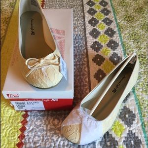 American Eagle NIB white lace flats size 8